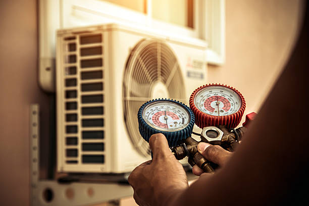 Professional Hvac technician working in Pleasant Hill, IA